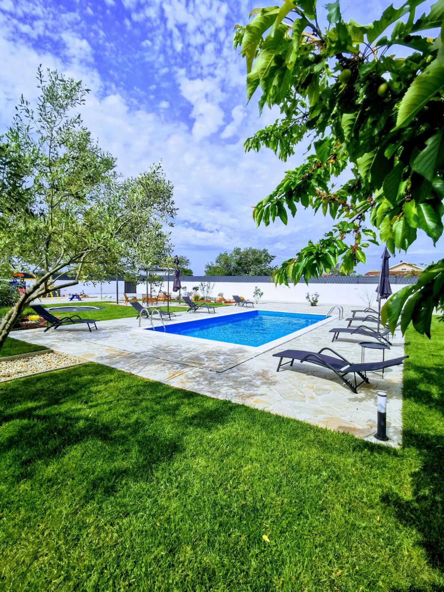 Holiday Home Aprilis With Pool, Jacuzzi And Sauna Galovac  Bagian luar foto