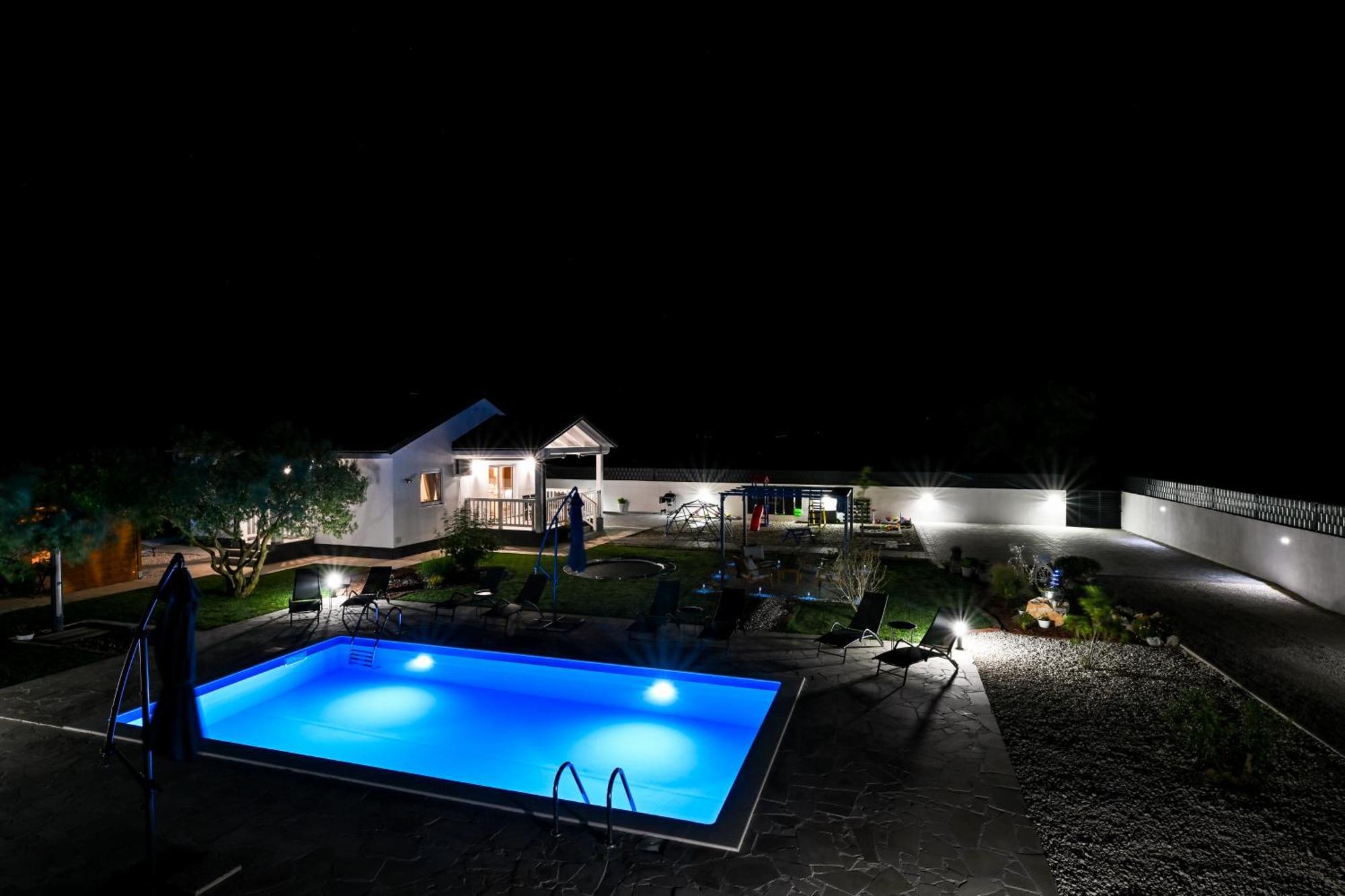 Holiday Home Aprilis With Pool, Jacuzzi And Sauna Galovac  Bagian luar foto