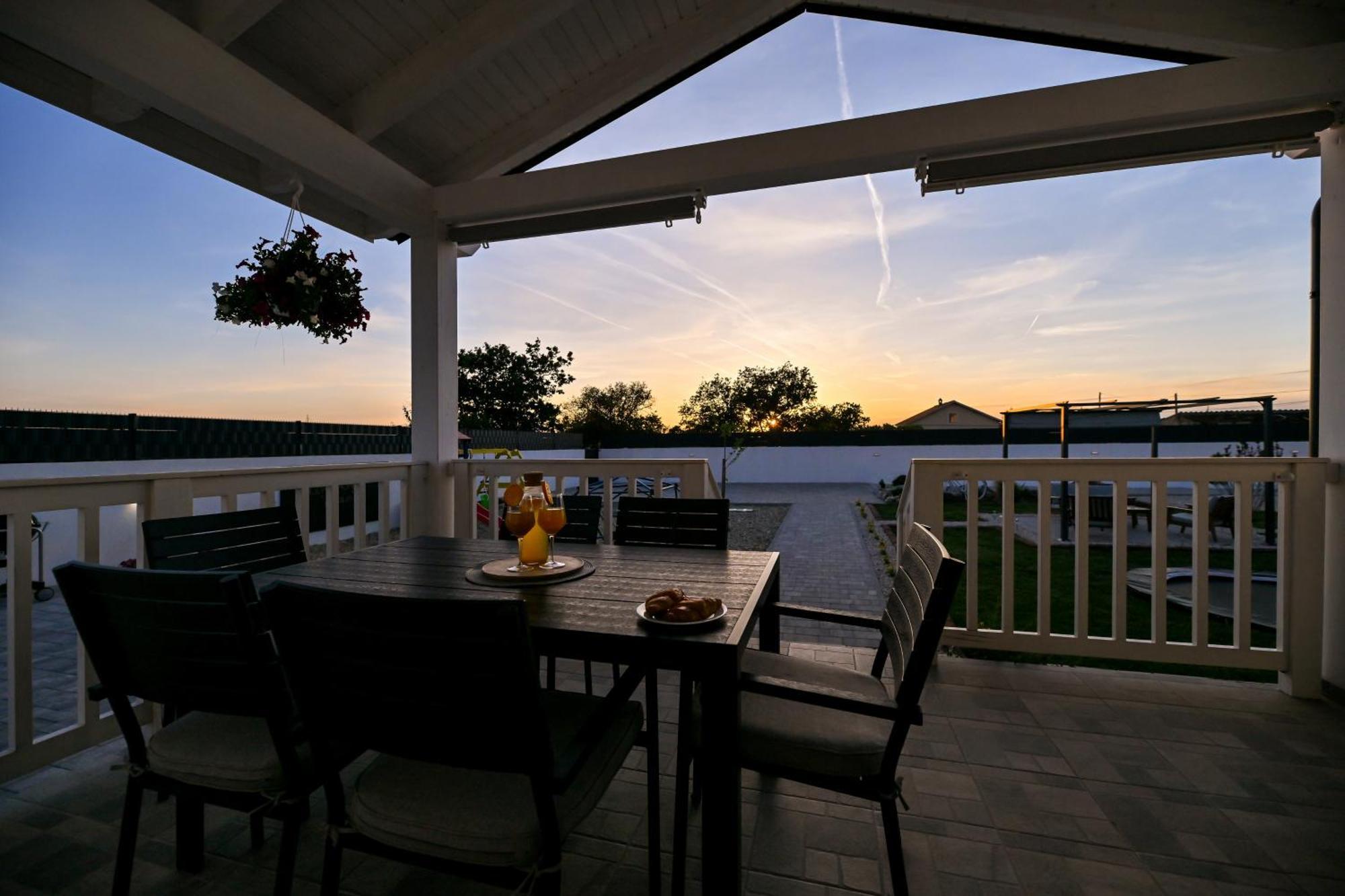 Holiday Home Aprilis With Pool, Jacuzzi And Sauna Galovac  Bagian luar foto