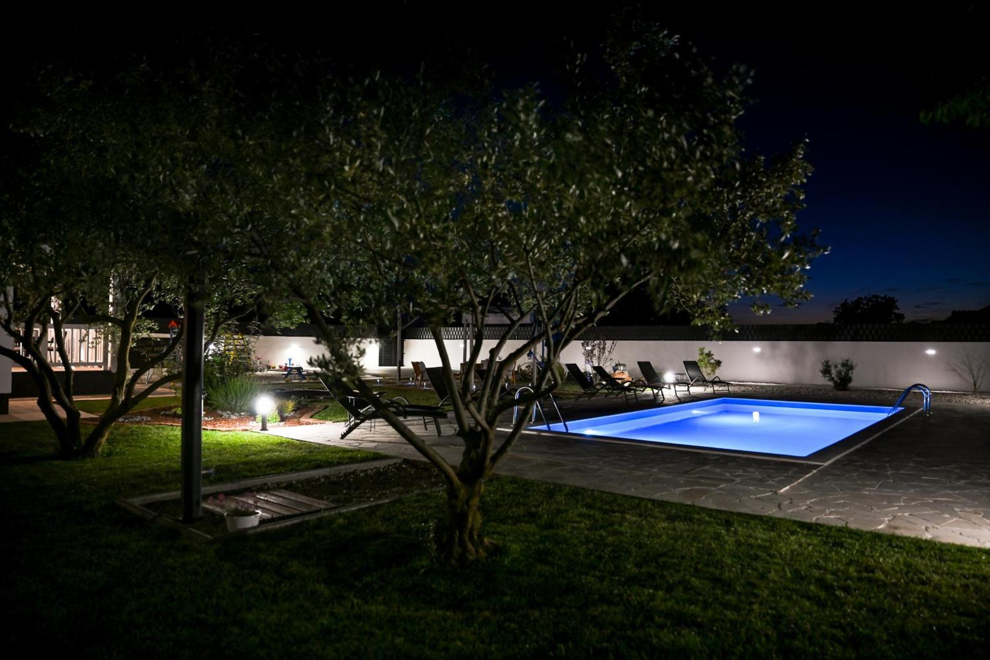 Holiday Home Aprilis With Pool, Jacuzzi And Sauna Galovac  Bagian luar foto