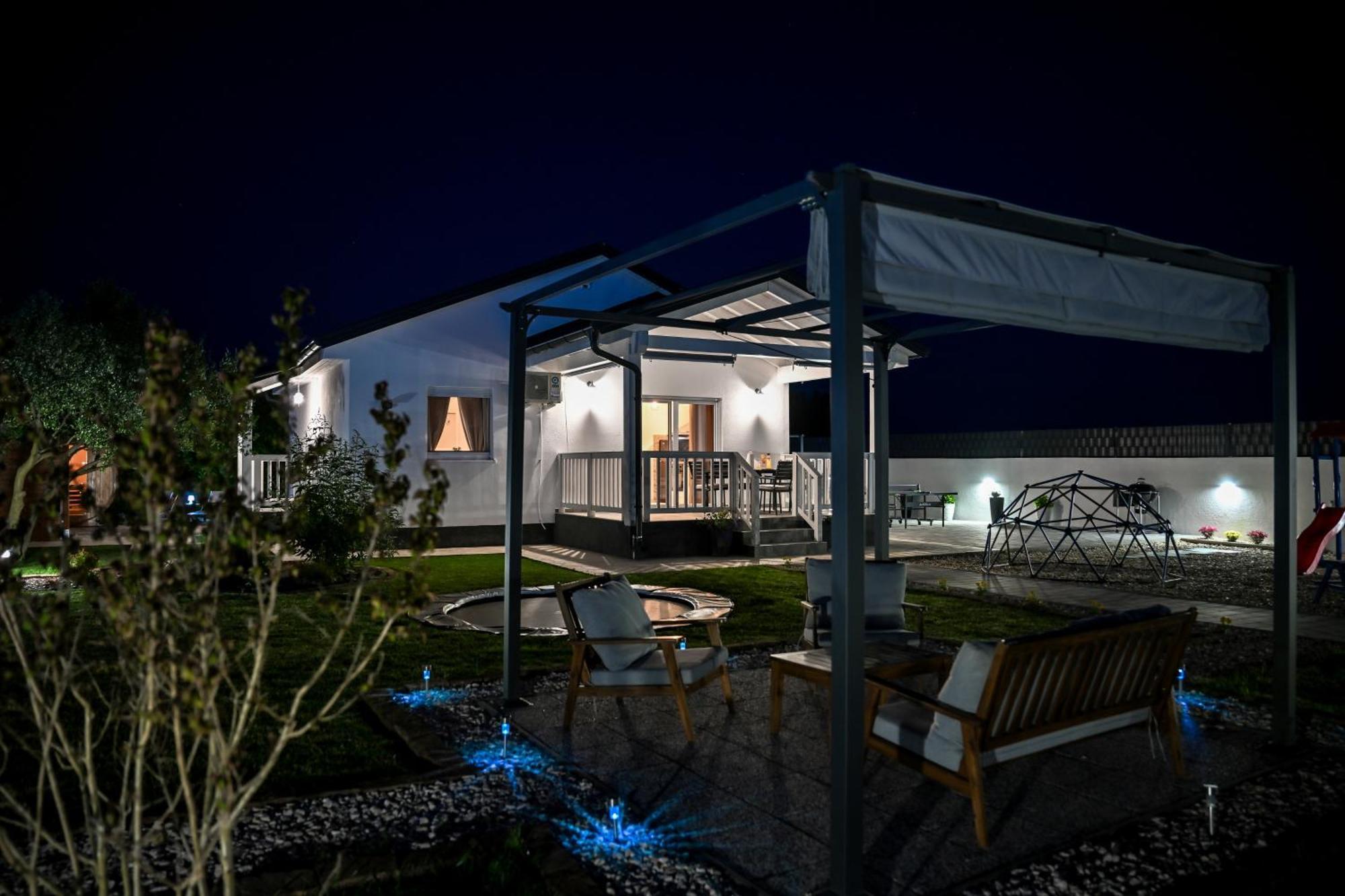 Holiday Home Aprilis With Pool, Jacuzzi And Sauna Galovac  Bagian luar foto