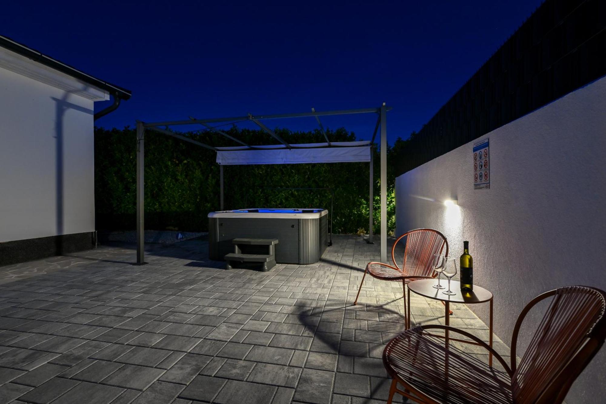Holiday Home Aprilis With Pool, Jacuzzi And Sauna Galovac  Bagian luar foto