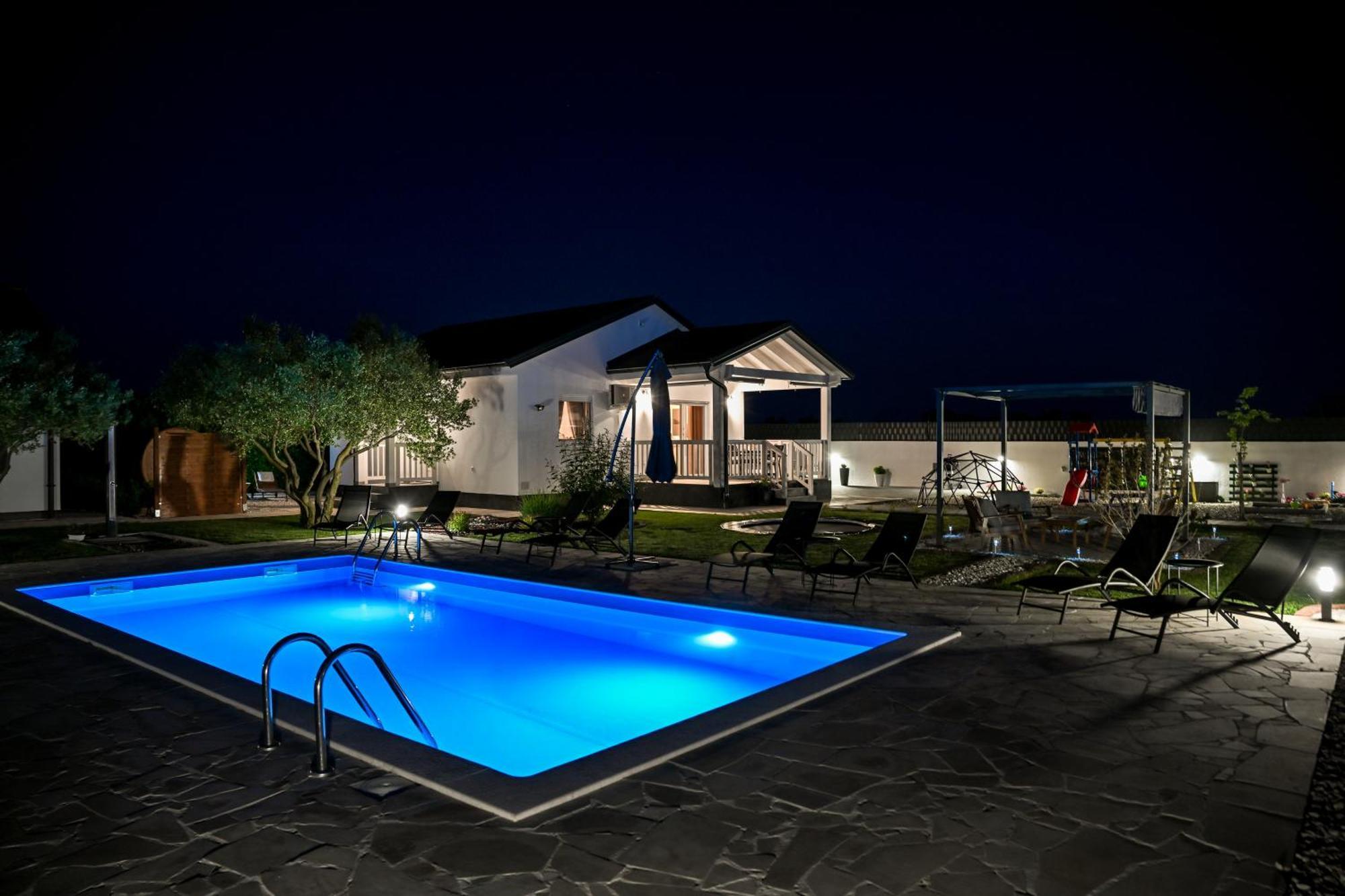 Holiday Home Aprilis With Pool, Jacuzzi And Sauna Galovac  Bagian luar foto