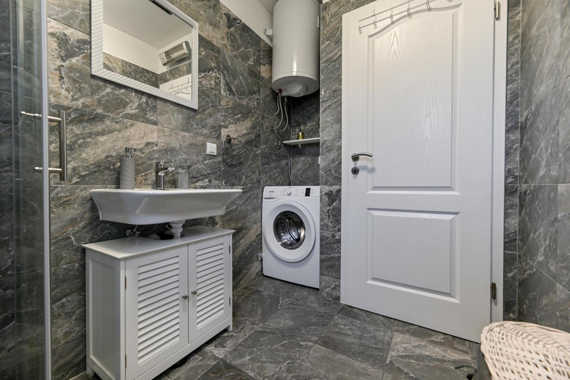 Holiday Home Aprilis With Pool, Jacuzzi And Sauna Galovac  Bagian luar foto