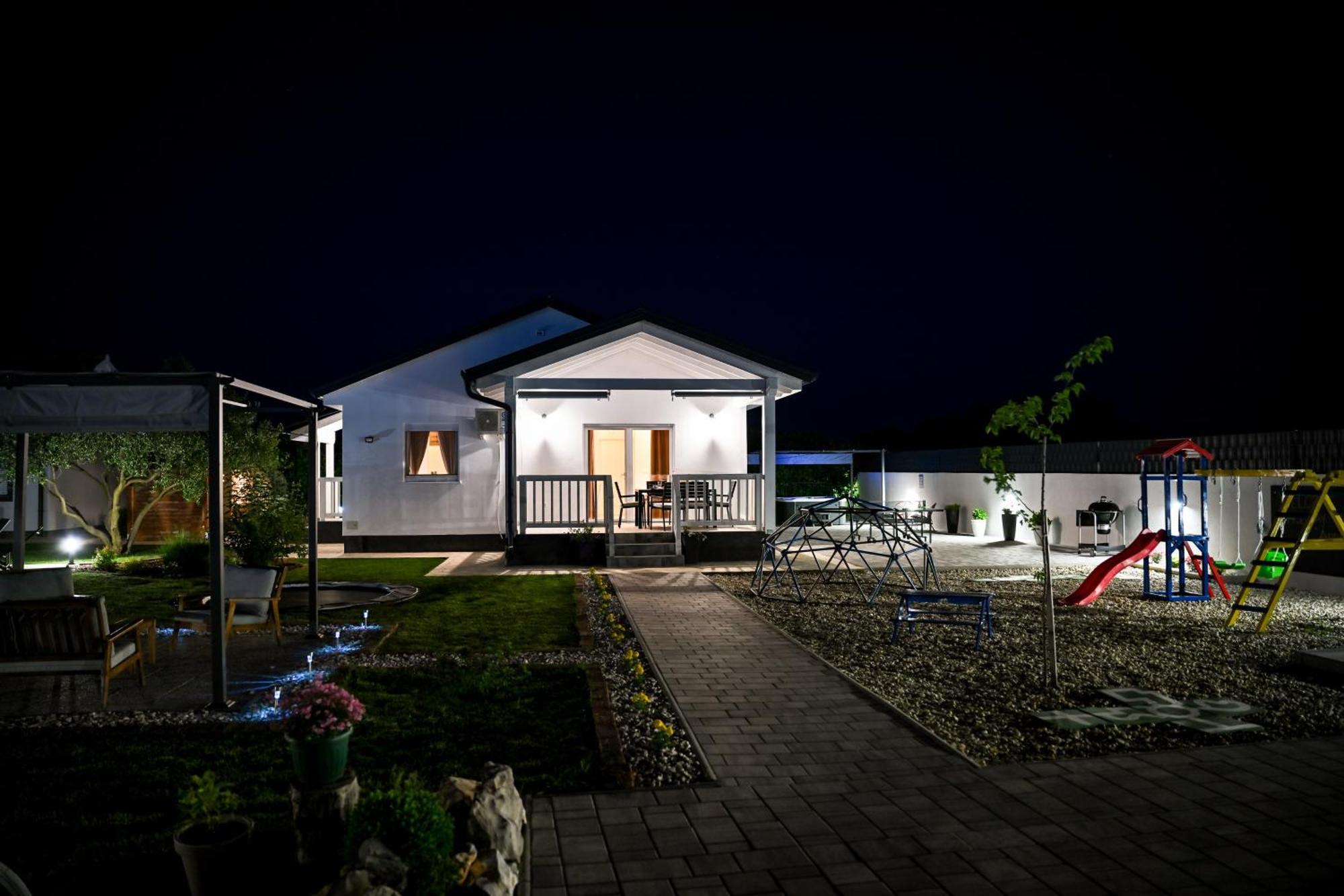 Holiday Home Aprilis With Pool, Jacuzzi And Sauna Galovac  Bagian luar foto