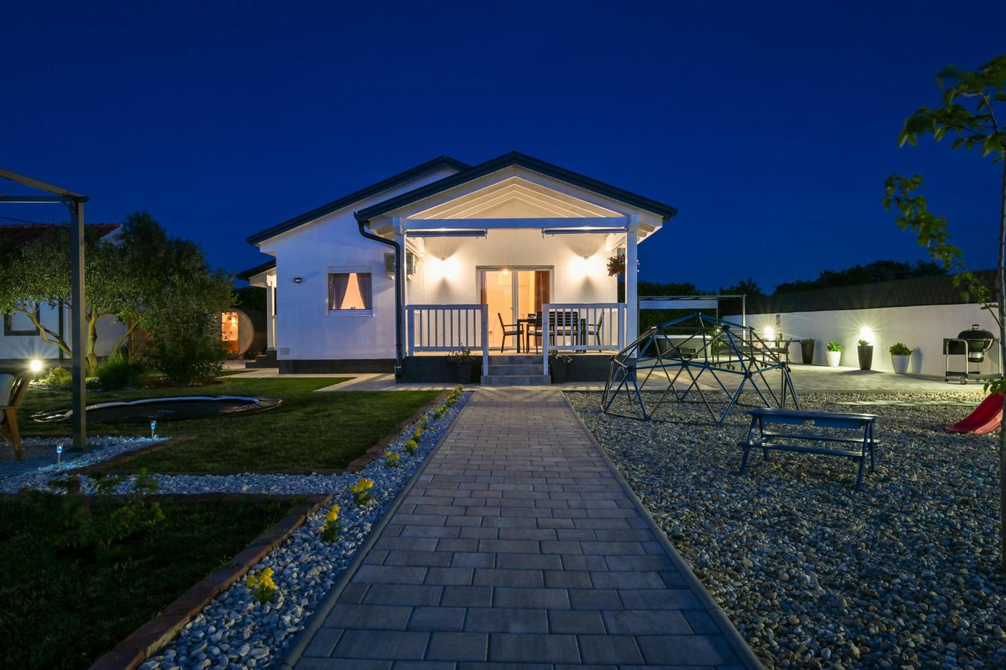 Holiday Home Aprilis With Pool, Jacuzzi And Sauna Galovac  Bagian luar foto